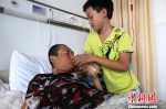 父亲患肿瘤母亲患白血病湖北襄阳男孩祈求“留一个” - 广西新闻网