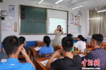 卢瑜老师在用手语上课 林馨 摄 - 广西新闻