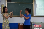 卢瑜老师在课堂上与学生互动 王以照 摄 - 广西新闻