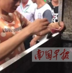 一女子怪异举动 撕碎上万元钞票扔进垃圾箱(图) - 广西新闻网