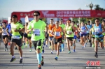 北京马拉松鸣枪开跑，3万人共赴“跑马盛宴”。中新网记者 李霈韵 摄 - 广西新闻网