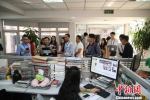 19日，东盟国家新闻官员与记者研修班在北京对中国新闻社进行访问。图为参观海外中心。　韩海丹 摄 - 广西新闻
