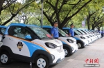 柳州市城管部门启用50辆新能源汽车作为执法车。林馨 摄 - 广西新闻