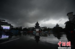 古城扬州遭强降雨乌云笼罩白昼如夜 - 广西新闻网