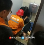 女游客捞身份证手被卡桂林机场厕所 消防解救(图) - 广西新闻网