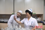 杜丽群与护士交谈。　俞靖 摄 - 广西新闻
