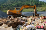 谭涛每天要填埋垃圾50余吨 付瑞勇 摄 - 广西新闻网