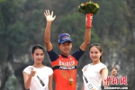 图为中国籍车手王美银获得第六赛段敢斗奖。　俞靖 摄 - 广西新闻