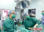 孙静团队在手术中。供图 - 广西新闻网