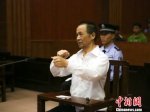 龙建才在法庭现场陈述杀害被害人经过 桂西 摄 - 广西新闻