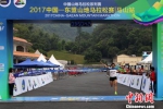 图为中国重庆选手向付召在女子组42KM个人赛中率先冲线，夺得冠军。　杨志 摄 - 广西新闻