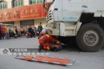 摩托车与混凝土搅拌车相撞 两人被困车底获救(图) - 广西新闻网