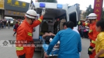 摩托车与混凝土搅拌车相撞 两人被困车底获救(图) - 广西新闻网
