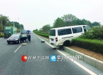桂林：泥罐车因故障发生漏油 致后方车辆打滑(图) - 广西新闻网
