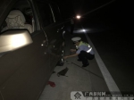 粗心司机高速爆胎被困 高速交警及时伸援手(图) - 广西新闻网