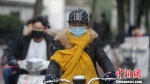 图为江苏气温骤降，民众穿冬装御寒。　孟德龙 摄 - 广西新闻网