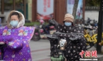 图为江苏气温骤降，民众出行“穿衣盖被”。　孟德龙 摄 - 广西新闻网