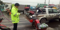 钦州交警对斑马线上违停车辆进行拖移(图) - 广西新闻网