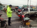 钦州交警对斑马线上违停车辆进行拖移(图) - 广西新闻网