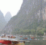 资料图：游客享受竹筏休闲游。周潇男 摄 - 广西新闻