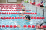 李冰洁的泳帽上用英语写着“我爱游泳” 主办方提供 - 广西新闻网