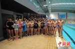 河北泰华锦业游泳俱乐部的伙伴为李冰洁“拉票” 马元豪 摄 - 广西新闻网