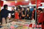 图为越南民众在购买中国商品。　朱新华 摄 - 广西新闻
