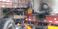广西钦州载30吨煤焦油罐车被追尾至少5吨煤焦油泄漏 - 广西新闻