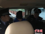图为潘某生(中)被警方押解回国。　杨陈 摄 - 广西新闻