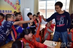 魔术师石强在给孩子们表演魔术 - 广西新闻网