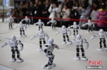 12月6日，“机器人”集体舞吸引了参观者的目光。当日，2017世界智能制造大会在南京召开，来自全球的顶尖专家、行业领军人物齐聚一堂，围绕“聚·融·创·变”主题，共同描绘清晰美好的智造未来。大会同时举办全球博览会，智能家居、未来机器人、智慧医疗等国内外智能制造领域的最新技术和顶尖产品缤纷亮相。泱波 摄 - 广西新闻
