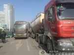 两货车刮擦道路拥堵半小时 两司机收到"额外"罚单 - 广西新闻网