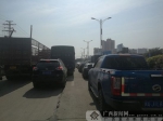 两货车刮擦道路拥堵半小时 两司机收到"额外"罚单 - 广西新闻网