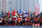 近万名跑友激情角逐“2017自贡恐龙国际马拉松赛” - 广西新闻网