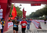 2017红城百色国际半程马拉松赛鸣枪开跑(组图) - 广西新闻网