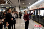 12月28日，南宁轨道交通2号线开通试运营，民众乘车体验。　俞靖 摄 - 广西新闻