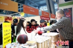 图为台湾客商在给民众介绍台湾姜茶。　朱柳融 摄 - 广西新闻