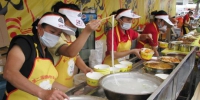 资料图：商家在美食节上煮当地著名小吃螺蛳粉。方齐 摄 - 广西新闻