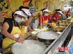 资料图：商家在美食节上煮当地著名小吃螺蛳粉。方齐 摄 - 广西新闻