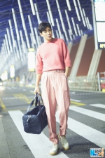 罗晋深夜出发巴黎 粉色短袖套装吸引众多目光 - 广西新闻网