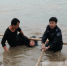 民警辅警寒冬下水救轻生女子 照片获网友转发点赞 - 广西新闻网
