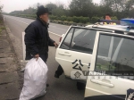 大叔在高速路上拾荒 交警热心帮助消除隐患(图) - 广西新闻网