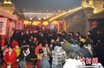 新增的三晋民俗体验地“贾街”，汇聚了晋、陕、川100余种名小吃。　司步升 摄 - 广西新闻网