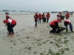 垃圾不落地 银滩更美丽——北海市红十字会开展“学雷锋”主题志愿服务活动（图） - 红十字会