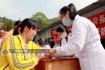 医护人员为乐百高速项目一线工人开展健康体检 - 广西新闻网