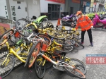 乱停乱放成痛点 共享单车如何实现有序停放？(图) - 广西新闻网
