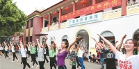 广西日报：广西艺术学校开展以“壮族三月三·广西欢迎您”公益快闪活动 - 文化厅