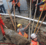 广西融安一工地石块滑落致1人被压 工友持钢管支撑 - 广西新闻网