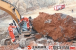 玉林：巨石崩塌压中挖掘机，一人被困驾驶室 - 广西新闻网