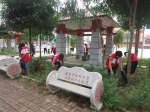 “清洁环境卫生 确保居民健康”横县红十字志愿者在行动（图） - 红十字会
